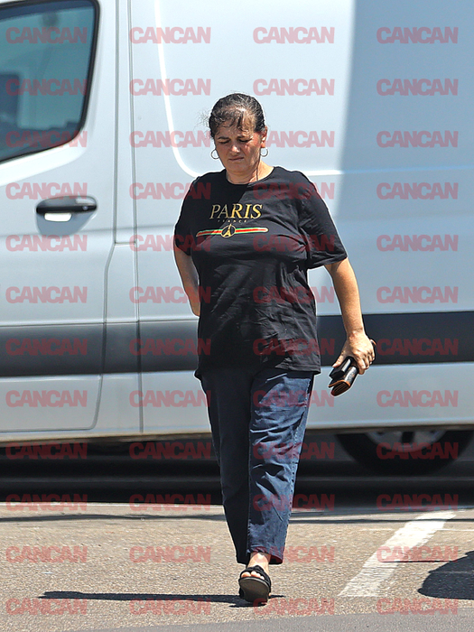 Imaginile suferinței! Mama Teodorei, prăbușită de durere la locul unde fiica și nepoțica ei s-au jucat înainte de crima care a îngrozit România