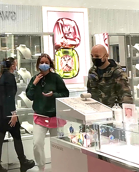 Alexandra Stan, la shopping cu "bodyguardul" după ce ar fi primit amenințări