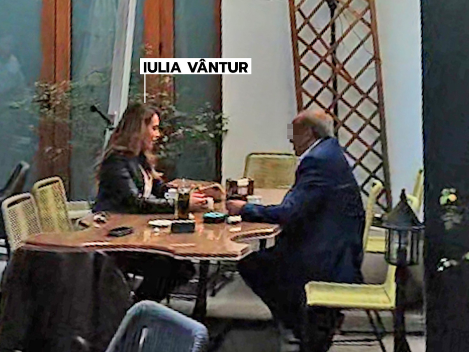 Iulia Vântur, la masă cu un amic (SURSA FOTO: CANCAN.RO)