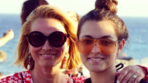 Cum a reacționat Andreea Esca după ce fiica ei, Alexia Eram, a postat o poză cu ea aproape dezbrăcată făcând plajă