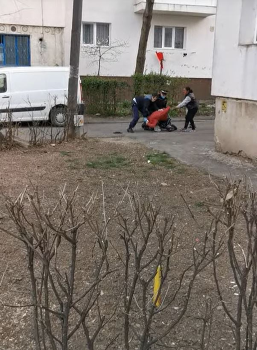 Un angajat al Primăriei Bacău a fost încătușat! Ce nereguli au descoperit polițiștii în declarația pe propria răspundere