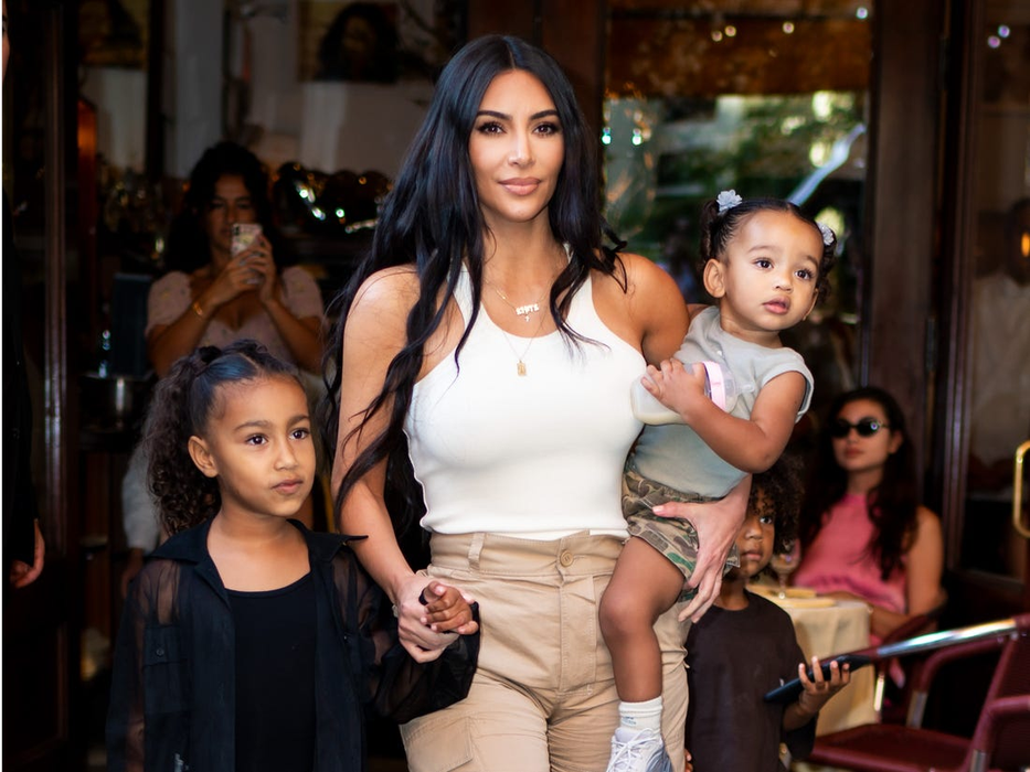 INCREDIBIL! Cum arată mega frigiderul lui Kim Kardashian în carantină! Vedeta de la Hollywood și-a creat un magazin alimentar în propria casă. VIDEO