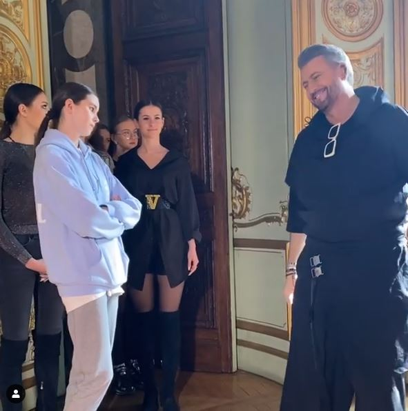 Anamaria Prodan, în lacrimi la Săptămâna Modei din Paris! Fata sa cea mare a defilat pentru Cătălin Botezatu. Cum a apărut sexy impresara pe catwalk alături de Rebecca Dumitrescu
