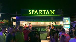 Cât câștigă un angajat care lucrează în shaormeriile Spartan. Cu cât îi plătește, de fapt, Ștefan Mandachi
