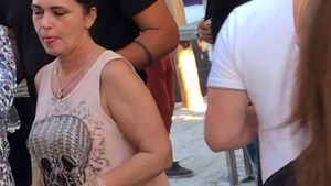 La 54 de ani, vedeta s-a dus la Mamaia şi i-a înnebunit pe toţi cu mişcările ei! Zici că-i băgată în priză la şapte dimineaţa!