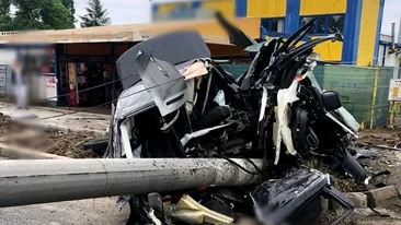 Accident grav în Giurgiu! Un autoturism a intrat în coliziune cu un stâlp de electricitate