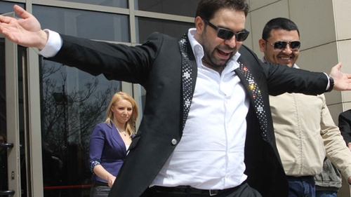 "Nebunia lui Salam" in fata magistratilor! Blindat cu Swarovski, manelistul a facut spectacol la Judecatorie!