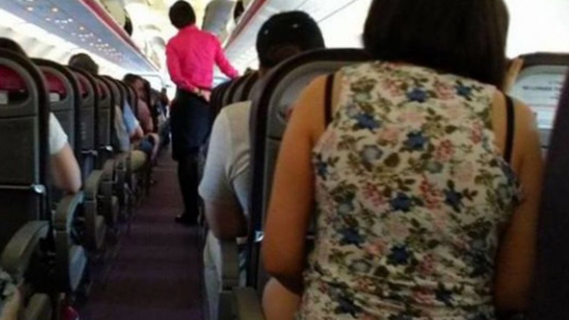 Imaginea cu o pasageră care stă pe un scaun fără spătar într-un avion, care a decolat de la Cluj, face înconjurul lumii! Care este reacţia companiei 