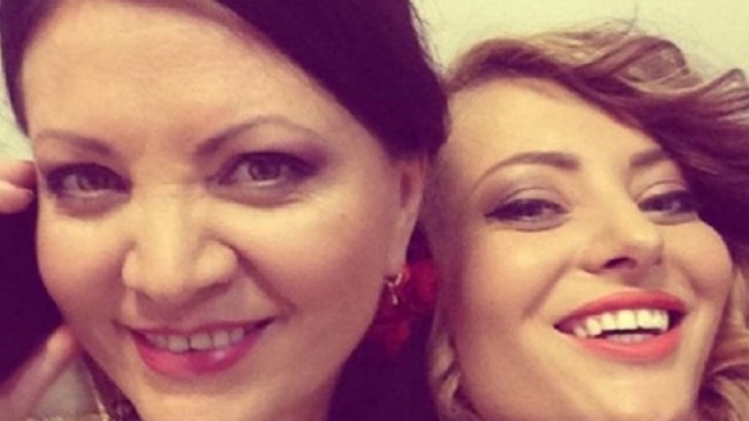 Astăzi este ziua de naştere a DELIEI, dar mama ei nu se poate bucura pe deplin: ”Un ochi râde, altul plânge!”