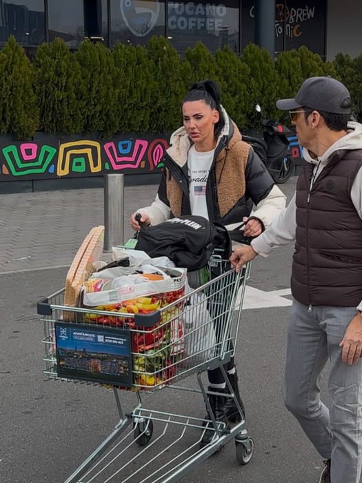 Lavinia este cea care a împins coșul, în timp ce Bănică o ghida discret