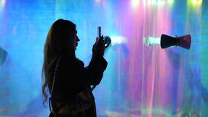 IQOS și Romanian Design Week te invită să descoperi instalația „Echoes of Presence” între 12-28 mai în Piața Amzei din București