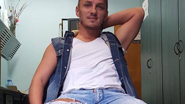 E de-a dreptul... halucinant! Cum a fost fotografiat MIHAI TRĂISTARIU în apartamentul său: „Jos chiloţii!“