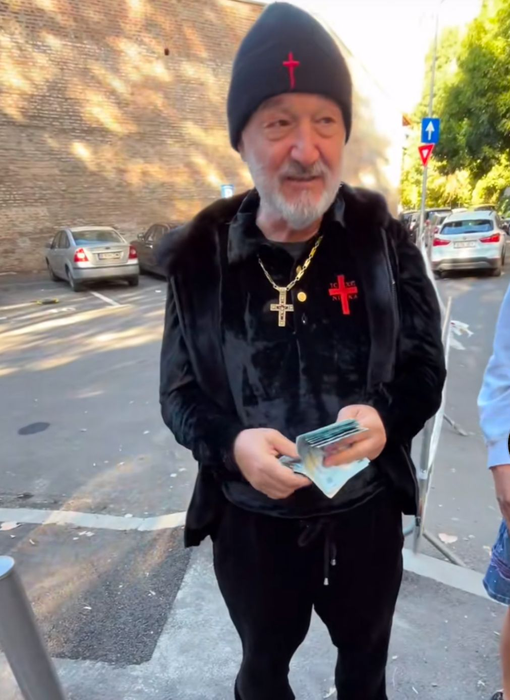 Gigi Becali a împărțit bani elevilor unui liceu din București/ sursă foto: TikTok