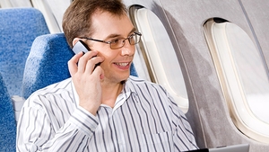 Romanii, innebuniti sa vorbeasca la telefon in avion