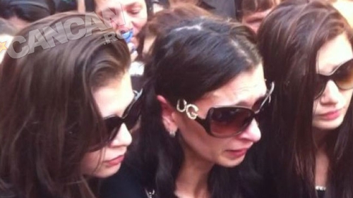Surorile Gabor, distruse de durere! Au izbucnit in plans si abia se mai tineau pe picioare cand si-au condus mama spre cimitir
