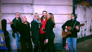 VIDEO / Ștefan Stan, prestație de zile mari pe străzile din Londra! Cine s-a alăturat artistului și l-a acompaniat, deși era băut...