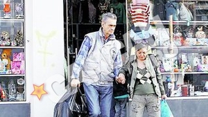 Iurie Darie a incercat sa care o plasa, insa nu a putut si a luat-o Anca Pandrea! Ii tremura mainile si nu se mai poate deplasa singur