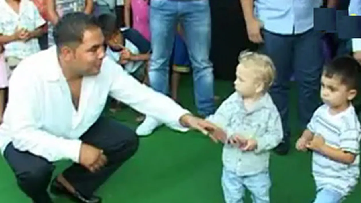 Nu stiu sa vorbeasca si nu merg la scoala, dar iau lectii de dans de la Florin Salam! Uite cum isi educa romii copiii la petreceri lautaresti