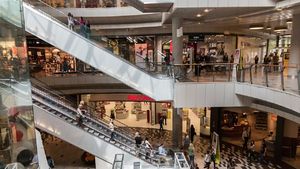 Caz șocant într-un mall din Paris. Un bărbat s-a sinucis în fața oamenilor