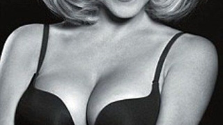 Un model fara o mana a pozat sexy intr-o campanie in sprijinul persoanelor cu handicap!