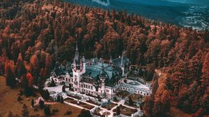 Castelul Peleș. Program de vizitare, tarife, obiectivele și atracțiile turistice ale castelului