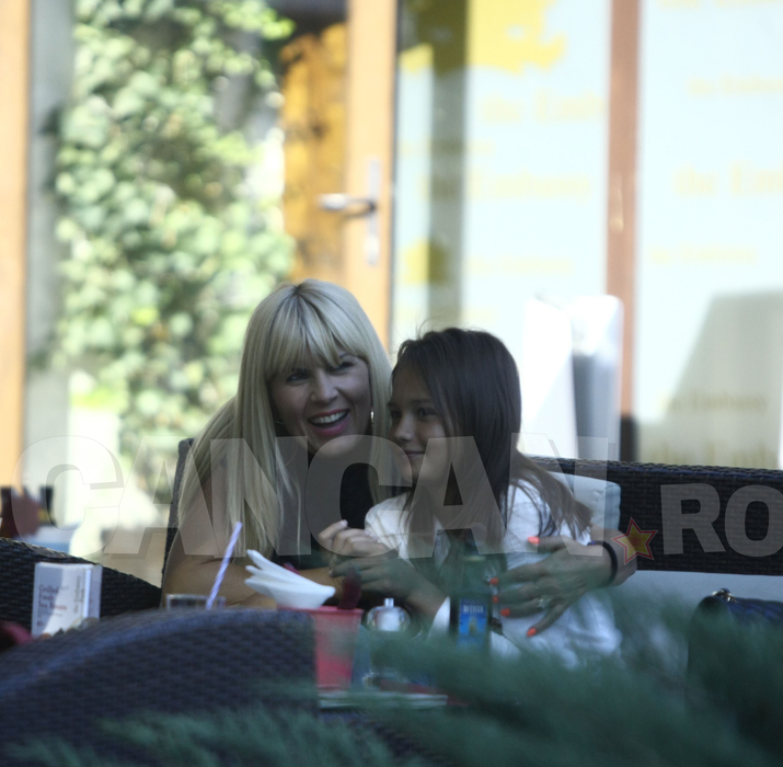 IMAGINI EXCLUSIVE La 42 de ani işi ”antrenează” instinctele de mamă. Elena Udrea işi doreşte un copil şi…”lucrează” pentru asta