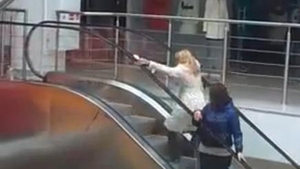 VIDEO INCREDIBIL Vezi cum urca scarile rulante o pitipoanca din Marea Britanie!