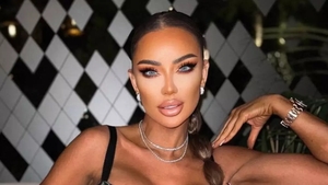 Bianca Drăgușanu a luat foc, după ce o tânără i-a făcut inventarul operațiilor estetice: ”Tot nasoale sunteți”
