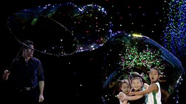 Un chinez a bagat 150 de oameni intr-un balon de sapun