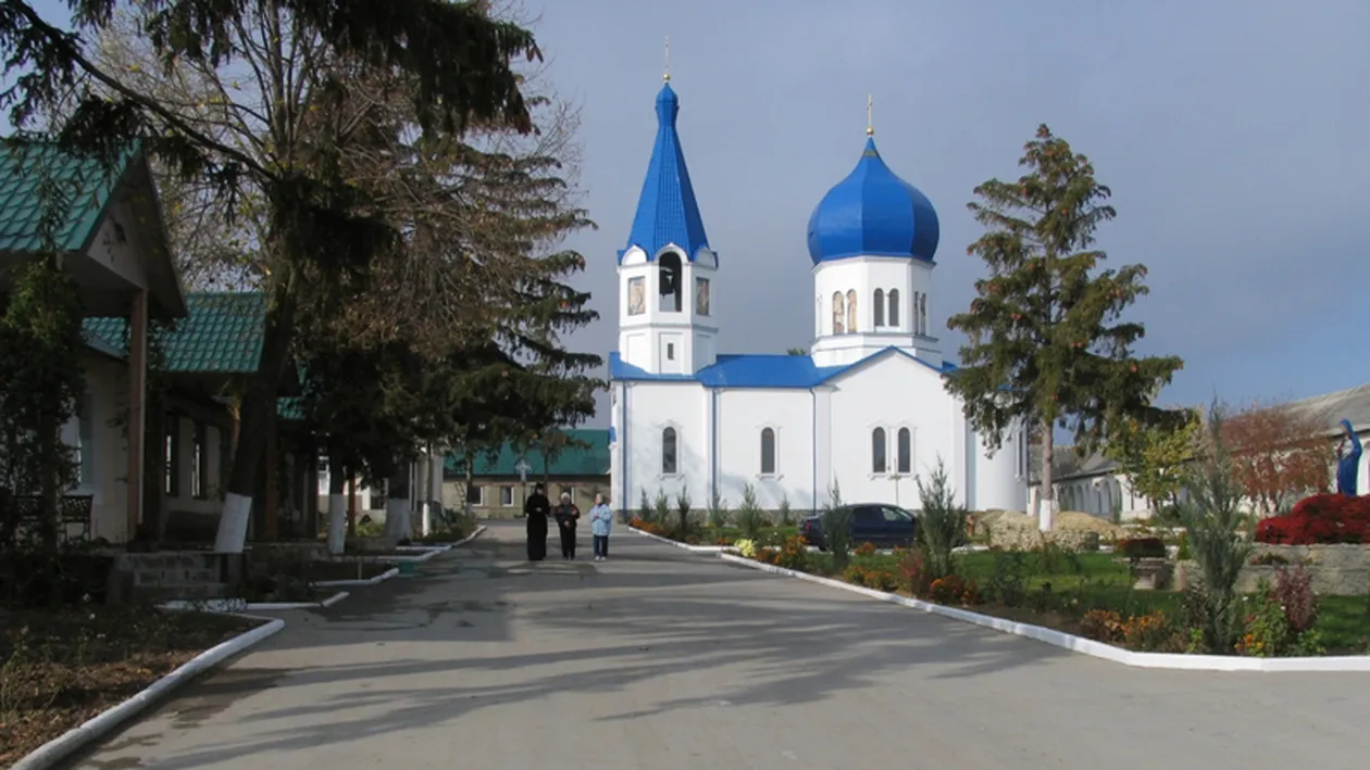 Scandal la Mănăstire în Postul Mare! Două măicuţe susţin că sunt bătute şi alungate de maica stareţă