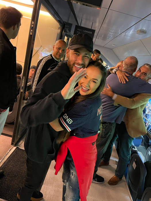 Vlăduța Lupău, întâlnire de gradul zero la Paris! Artista, în brațele lui Neymar pe stadionul Parc des Princes. „Dacă îți dorești cu adevărat ceva se întâmplă”
