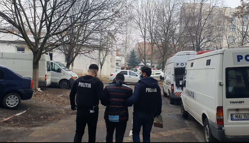 Polițiștii craioveni i-au prins pe bărbații care au furat bijuterii de 475.000 de lei: “Au avut un plan bine pus la punct” | VIDEO