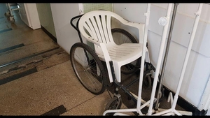 Imagini ireale la spitalul din Craiova, unde improvizația nu are limite! Pacienții sunt transportați cu un “fotoliu rulant hybrid”