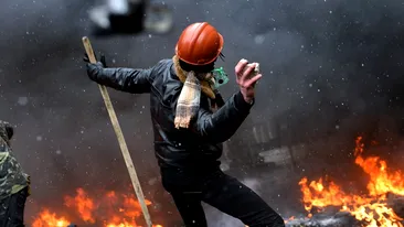 S-a deschis focul in protestatarii din Kiev! Trei oameni au fost raniti in urma incidentului! Vezi ce s-a intamplat