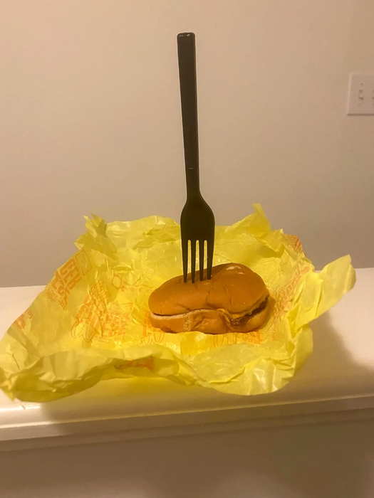 Cheeseburger tare ca piatra Sursă foto: Kennedy News