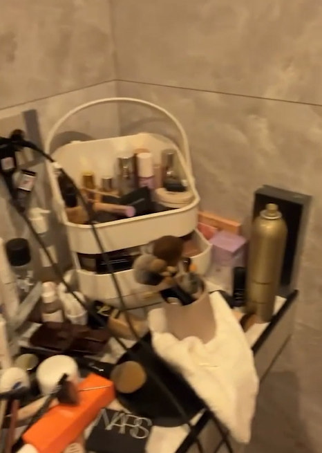 Cum arată casa în care locuiește Andreea Popescu, după divorț? Baie ca a ei, mai rar