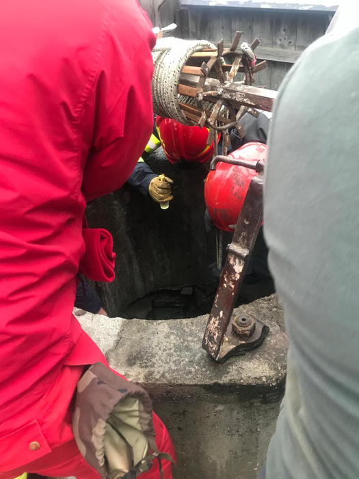 O tânără din județul Suceava a căzut într-o fântână adâncă de 28 de metri. Cum a decurs operațiunea de salvare | Foto + VIDEO