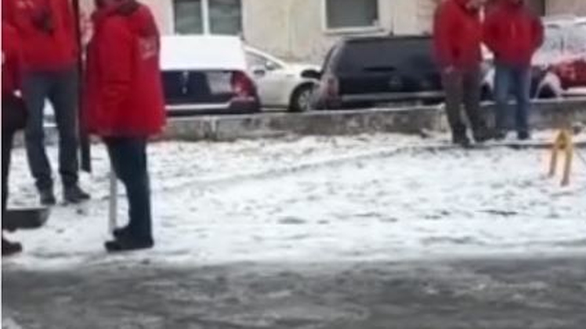Tragedie în Brașov. Un bărbat s-a aruncat de la etajul 10 cu fiica sa de trei luni şi jumătate în braţe