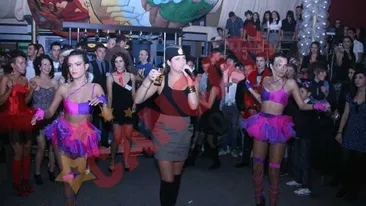 Raluka a cantat cu paharul de ceai in mana