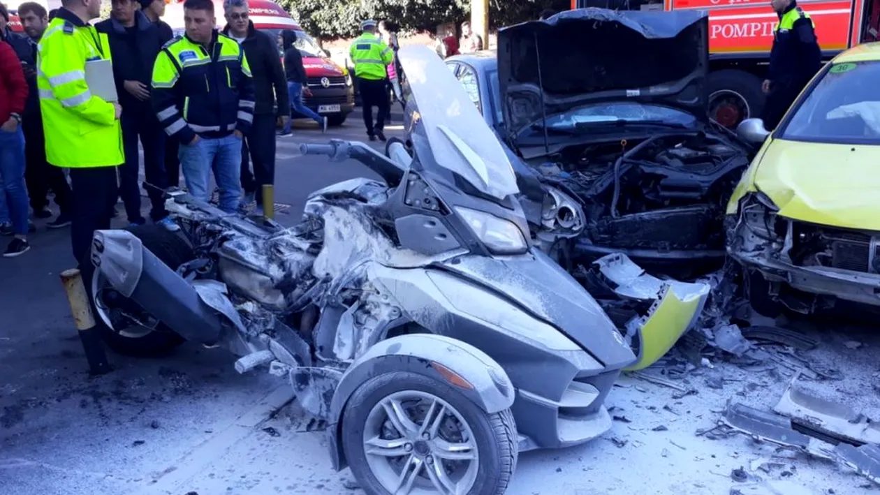 Accident grav în Constanța! O motocicletă și 2 mașini s-au ciocnit. Una dintre victime este în comă