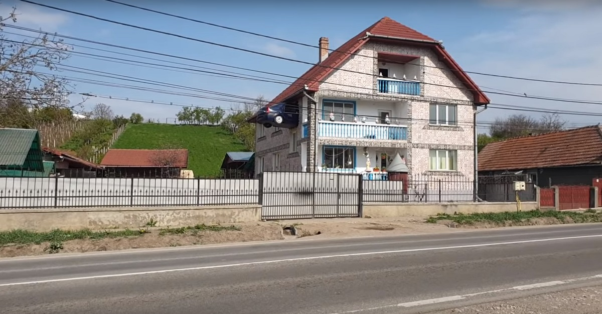 Nu, nu e Photoshop! Un român și-a zidit Loganul într-unul dintre pereții casei