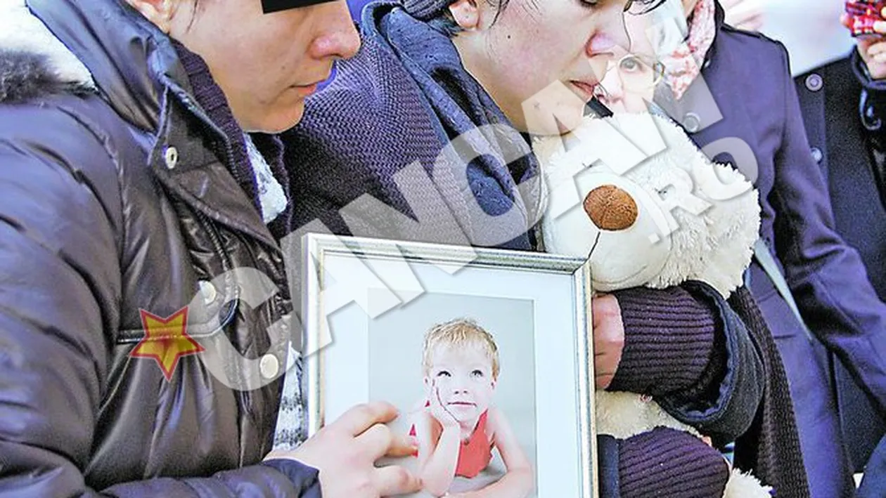 Alexandra, fetita inecata de tatal ei in lacul Tarnita din Cluj, a fost condusa pe ultimul drum. Inmormantata cu ursuletul preferat