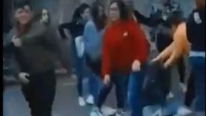 E scandal URIAȘ! Opt eleve din Fălticeni s-au bătut ca-n filmele de karate! Totul a fost filmat și pus pe Facebook VIDEO