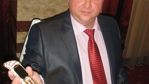 Asa arata "bijuteria coroanei"! Regele Stanescu are telefon din aur si diamante! Aparatul are propriul inginer!