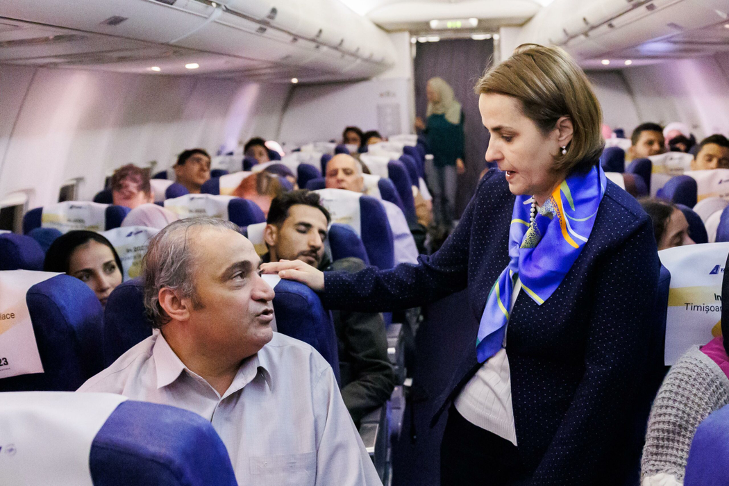 Alături de Marcel Ciolacu s-a aflat și ministrul de Externe, Luminița Odobescu, întâmpinând cetățenii pe Otopeni