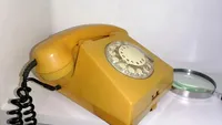 Tu mai ai așa ceva acasă? Cu cât se vinde celebrul telefon cu disc din anii 1980, acum, în 2023