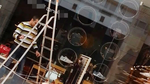 Super-imagini! Mihai, "micul afacerist" al lui Bahmu, schimba becuri la mall, poarta chiloti de la super-market si circula pe gaz!