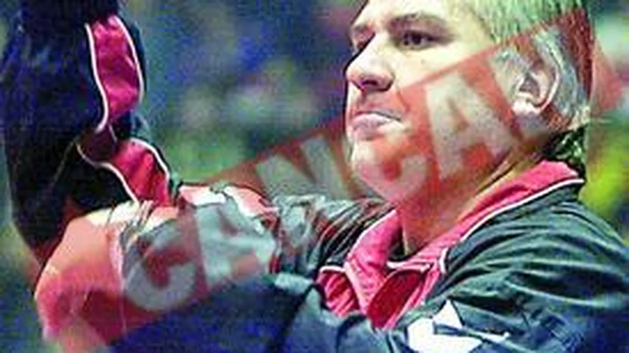 Fetele, cu sacii in caruta, baietii muncesc din greu