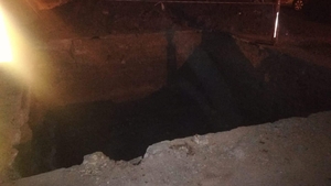 La un pas de moarte. Un bărbat a căzut într-o groapă adâncă de trei metri, pe o stradă din Craiova
