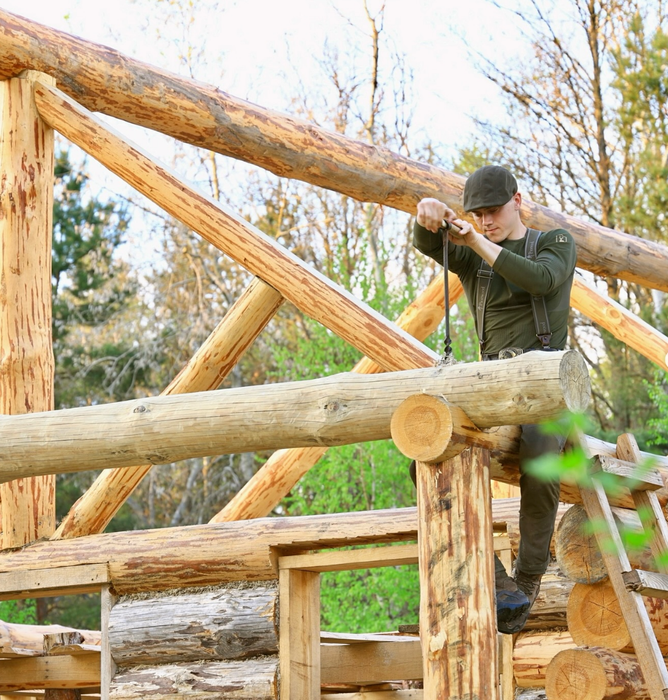 Nu e o glumă! Acest tânăr de 23 de ani și-a construit o casă cu doar 3.000 de euro